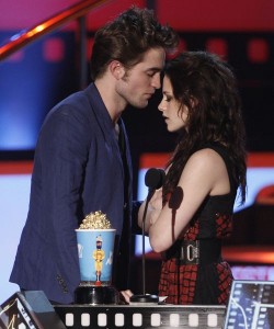 kristen_stewart_robert_pattinson_ceny_sumrak_2.jpg